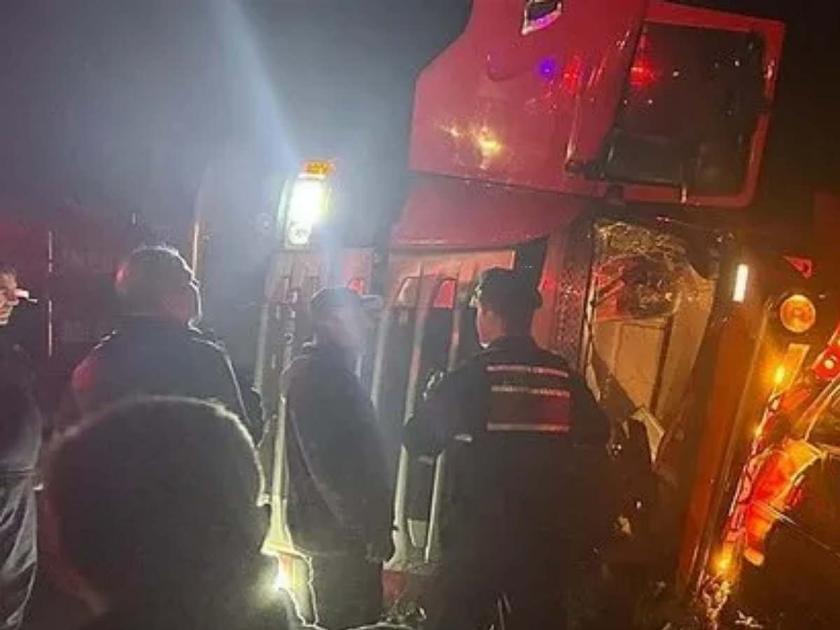 Polatlı'da minibüs ile otomobil çarpıştı: 5'i ağır 12 kişi yaralandı!