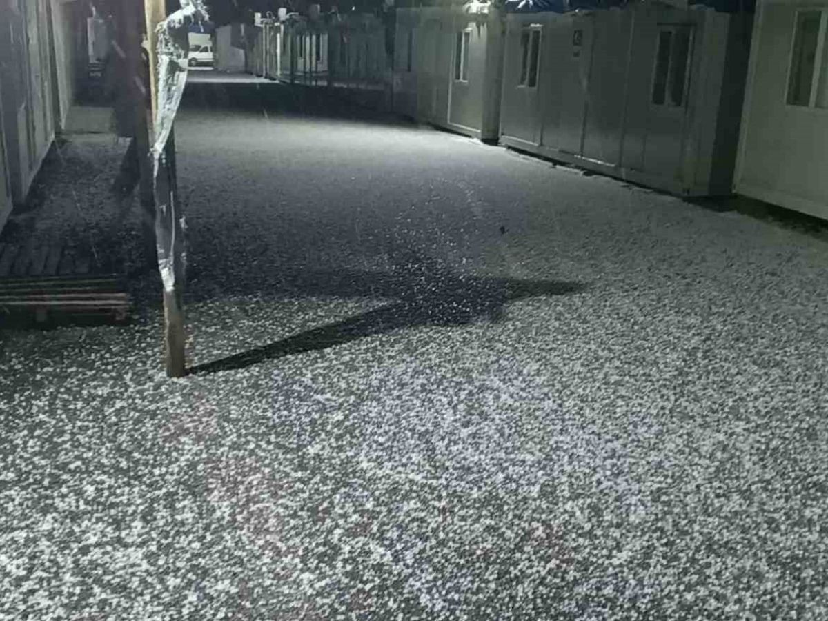 Beypazarı ve Gölbaşı'nda etkili olan dolu yağışı hayatı olumsuz etkiledi