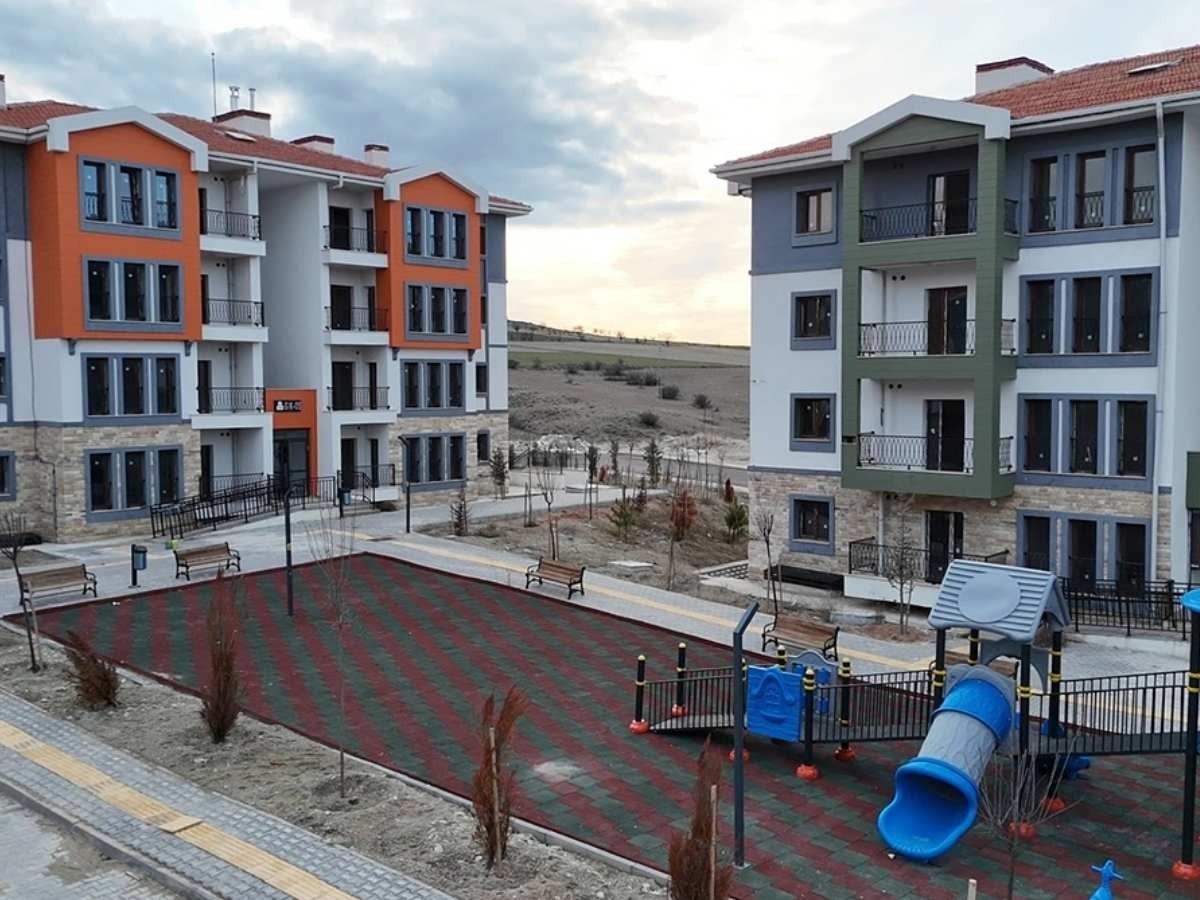 TOKİ Ankara'da 21 ilçede kira öder gibi ev sahibi yapacak!
