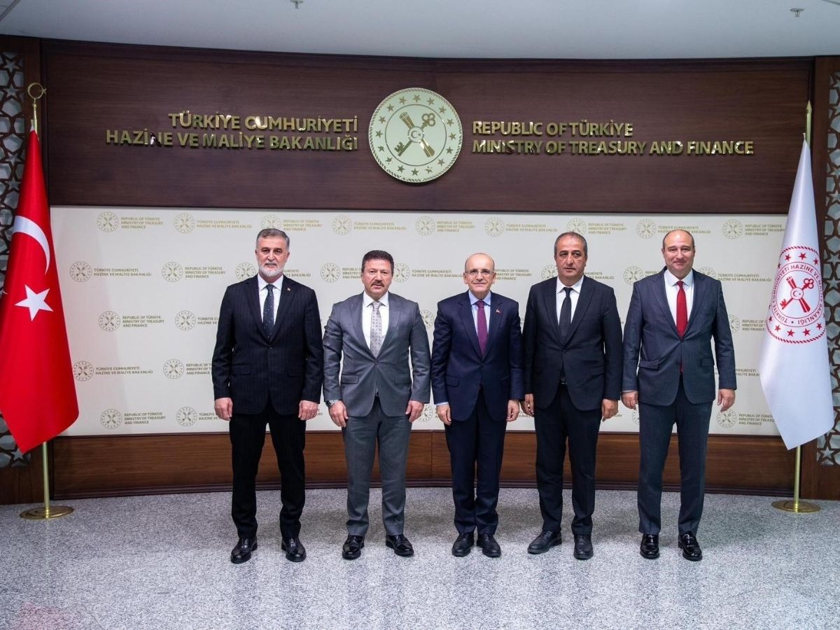 Mehmet Yiğiner ve beraberindekiler şoför esnafının taleplerini Bakan Mehmet Şimşek'e ilettiler