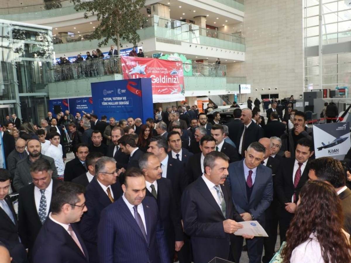 Bakan Tekin Ankara YHT Garı'nda düzenlenen sergiye katıldı