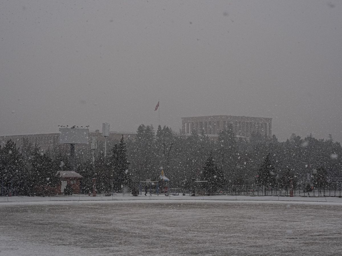 Ankara etkili olan yoğun kar yağışı ile beyaza büründü