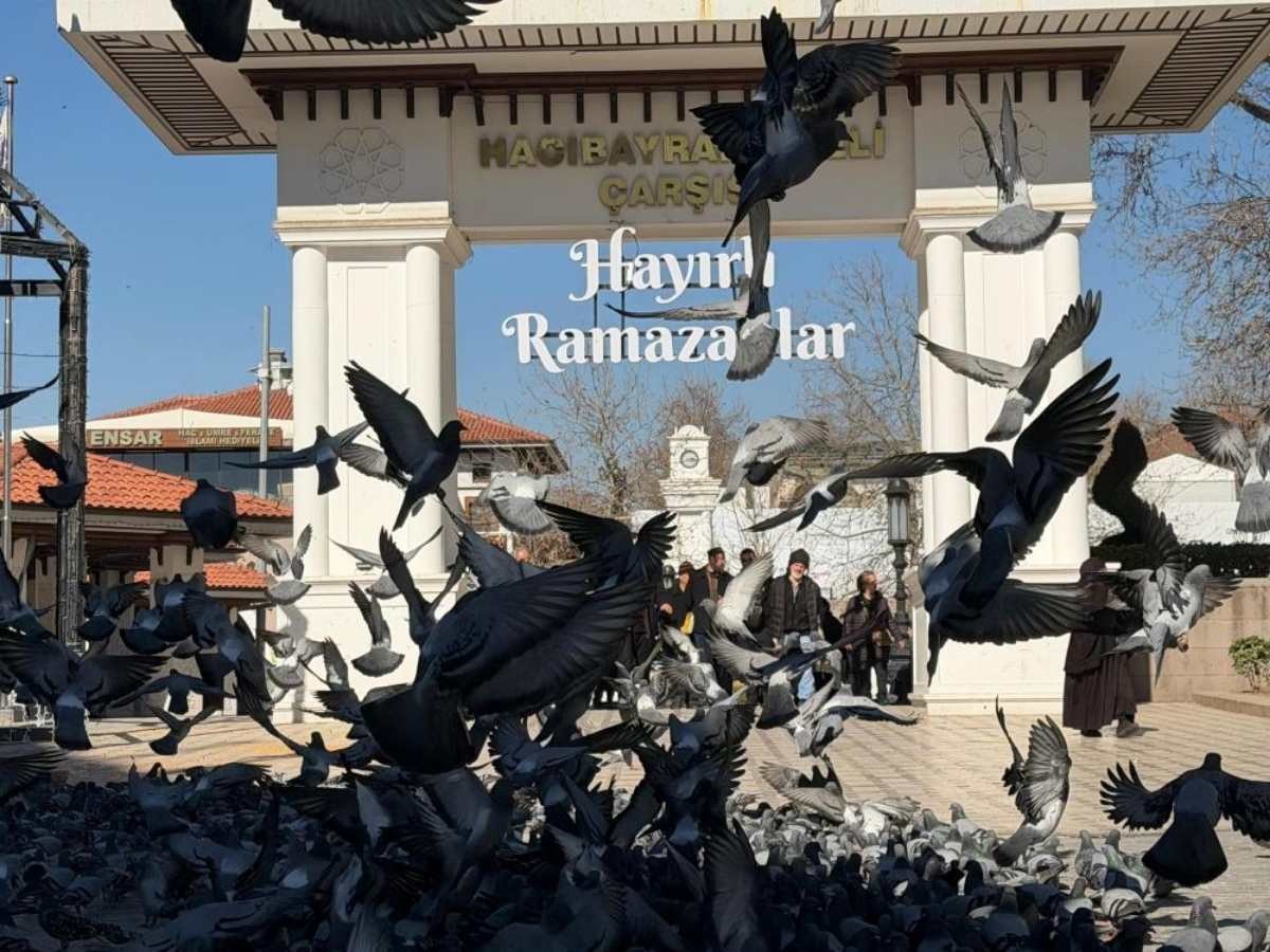 Ramazan ayının son cumasında Ankaralılar Hacı Bayram Veli Camii'ne akın etti