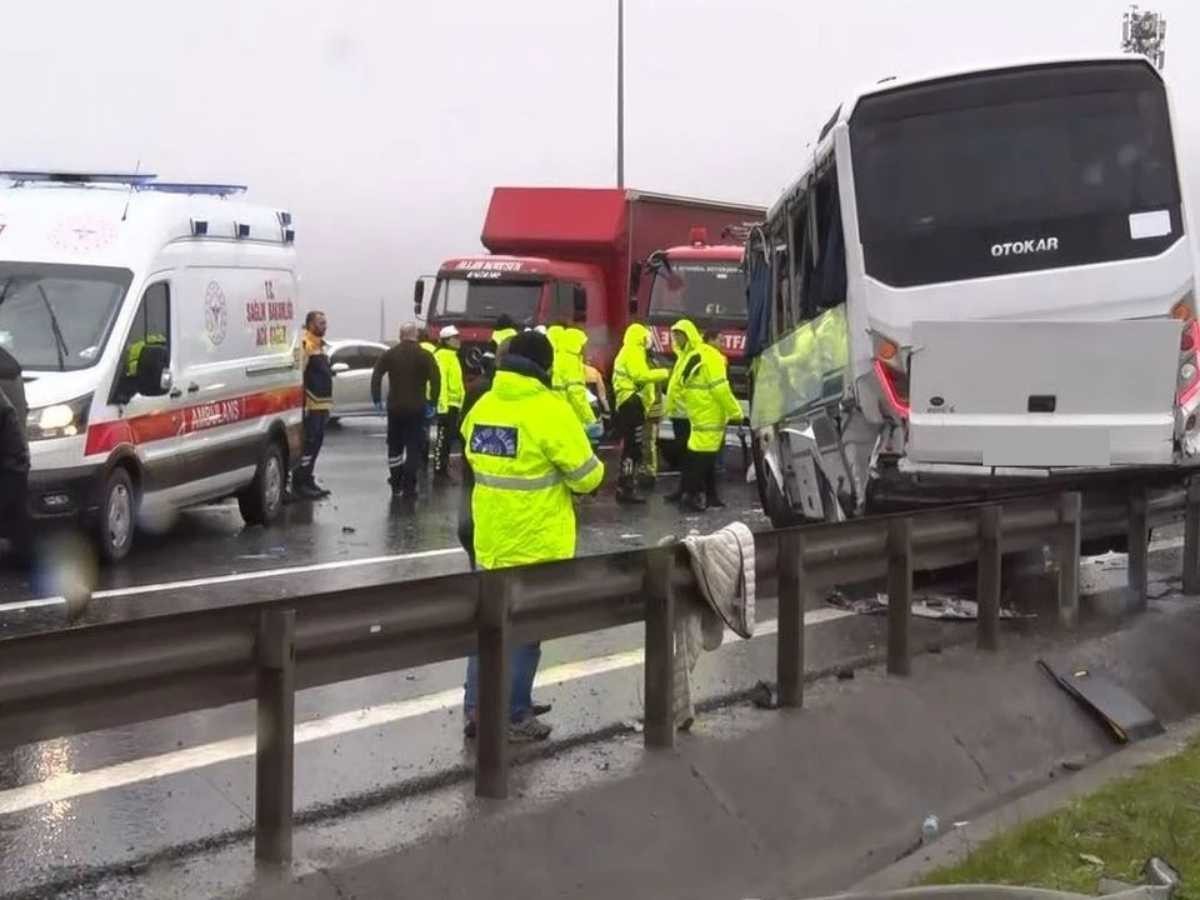 İstanbul'da polis servisi kaza yaptı: 1 polisimiz şehit oldu, 1'i ağır 16 polis yaralandı