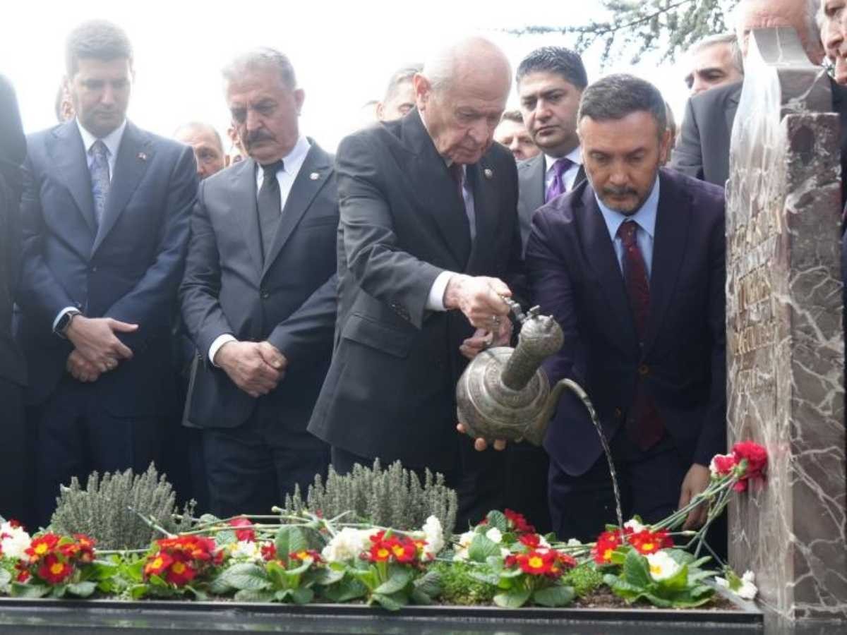 MHP Lideri Devlet Bahçeli'den Türkeş'in Ankara'daki kabrine ziyaret