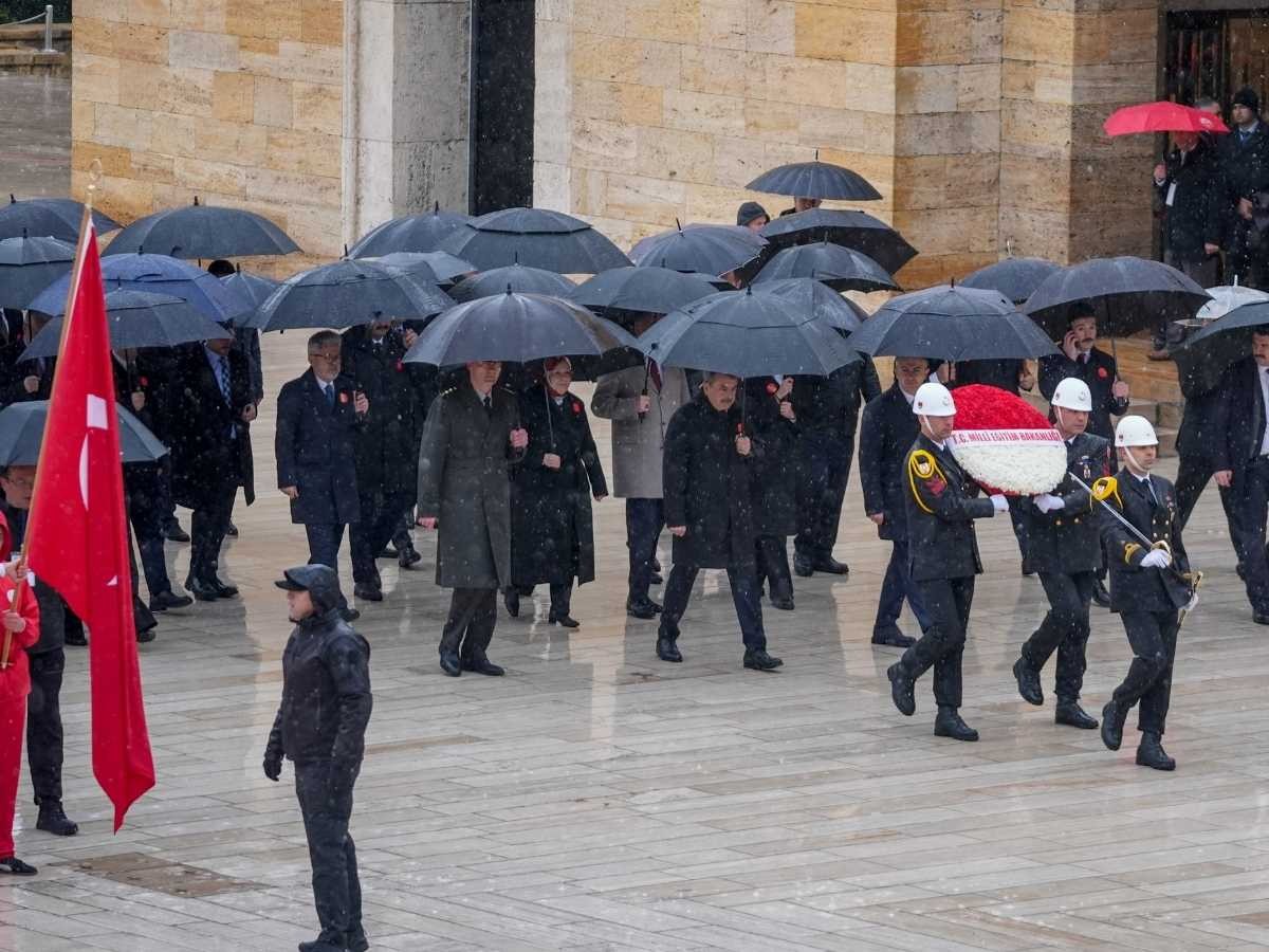 Bakan Tekin, öğretmen ve öğrencilerle birlikte Anıtkabir'i ziyaret etti