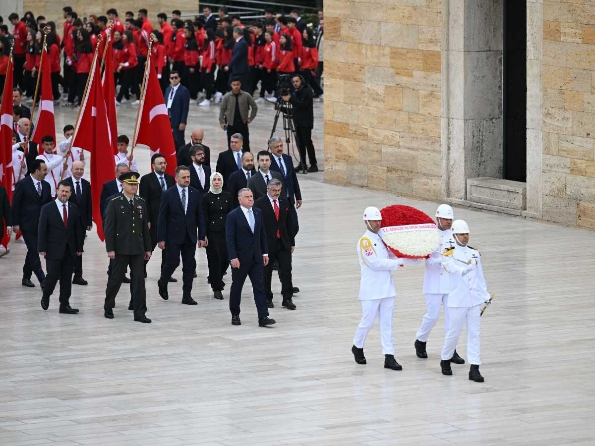 Gençlik ve Spor Bakanı Bak ile beraberindeki heyet, Anıtkabir'i ziyaret etti