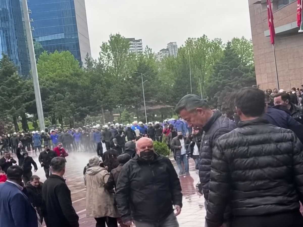 CHP Genel Merkezi'ne polis müdahalesi gerçekleşti: Özgür Özel'den ilk açıklama geldi!