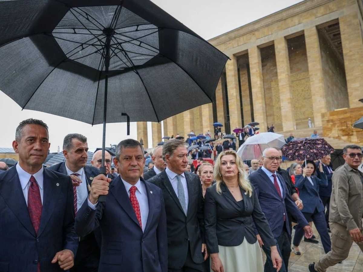 Yeni Parti Genel Başkanı Özgür Özel ve beraberindeki heyet Anıtkabir’i ziyaret etti!