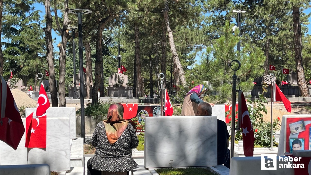 Ankara'daki şehit aileleri mezarlıklara akın etti