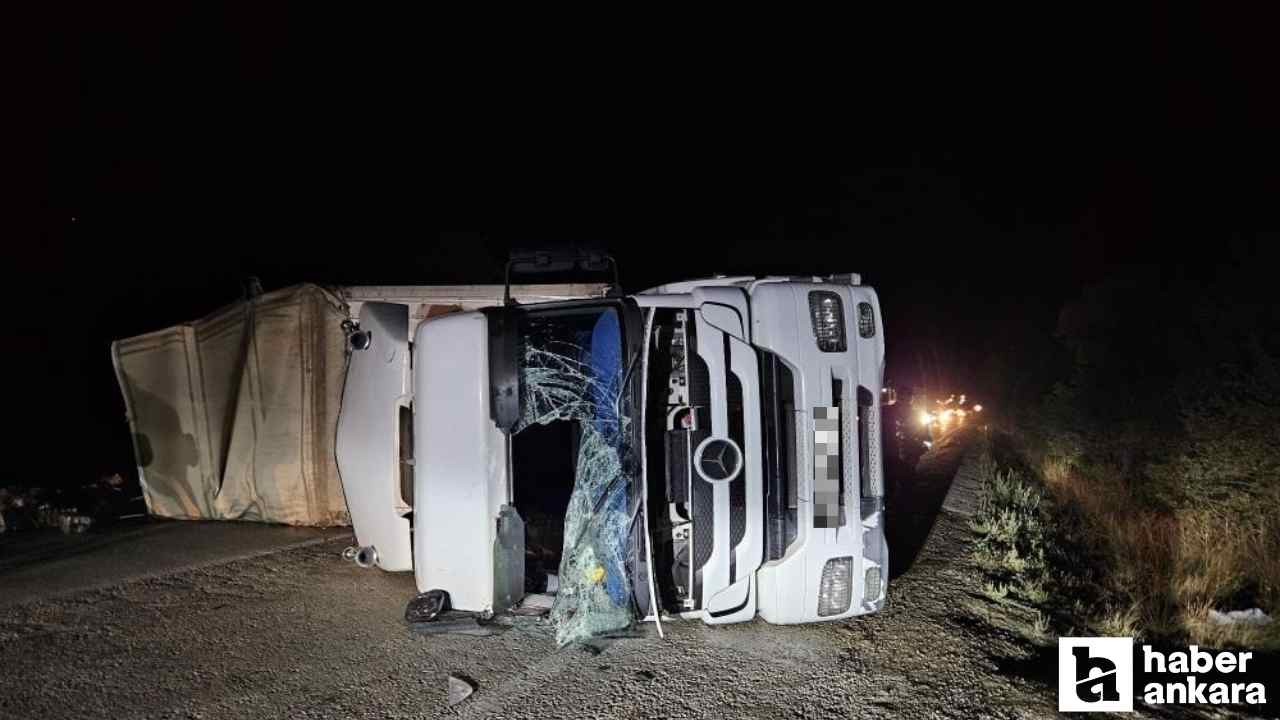 Ankara Beypazarı'ndan yola çıkan maden suyu yüklü TIR kaza yaptı