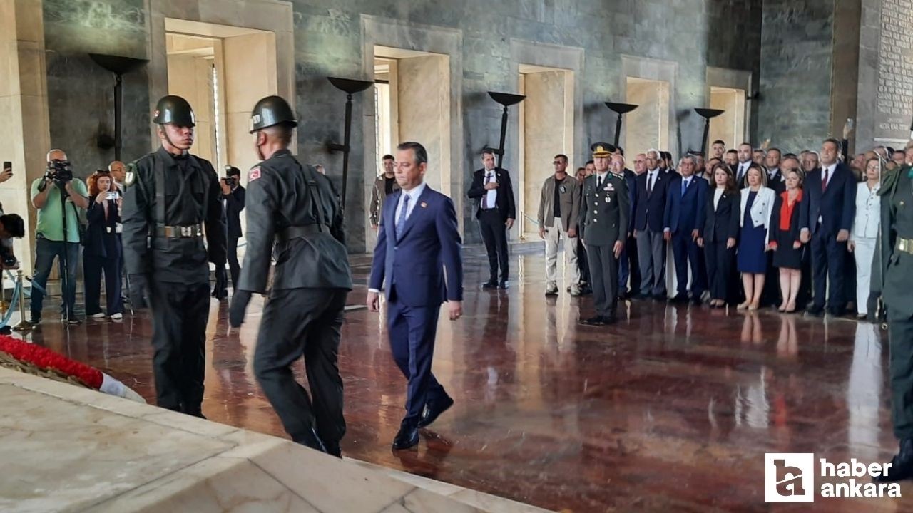 CHP'nin kuruluşunun 101. yıl dönümünde Özgür Özel'den Anıtkabir'e ziyaret
