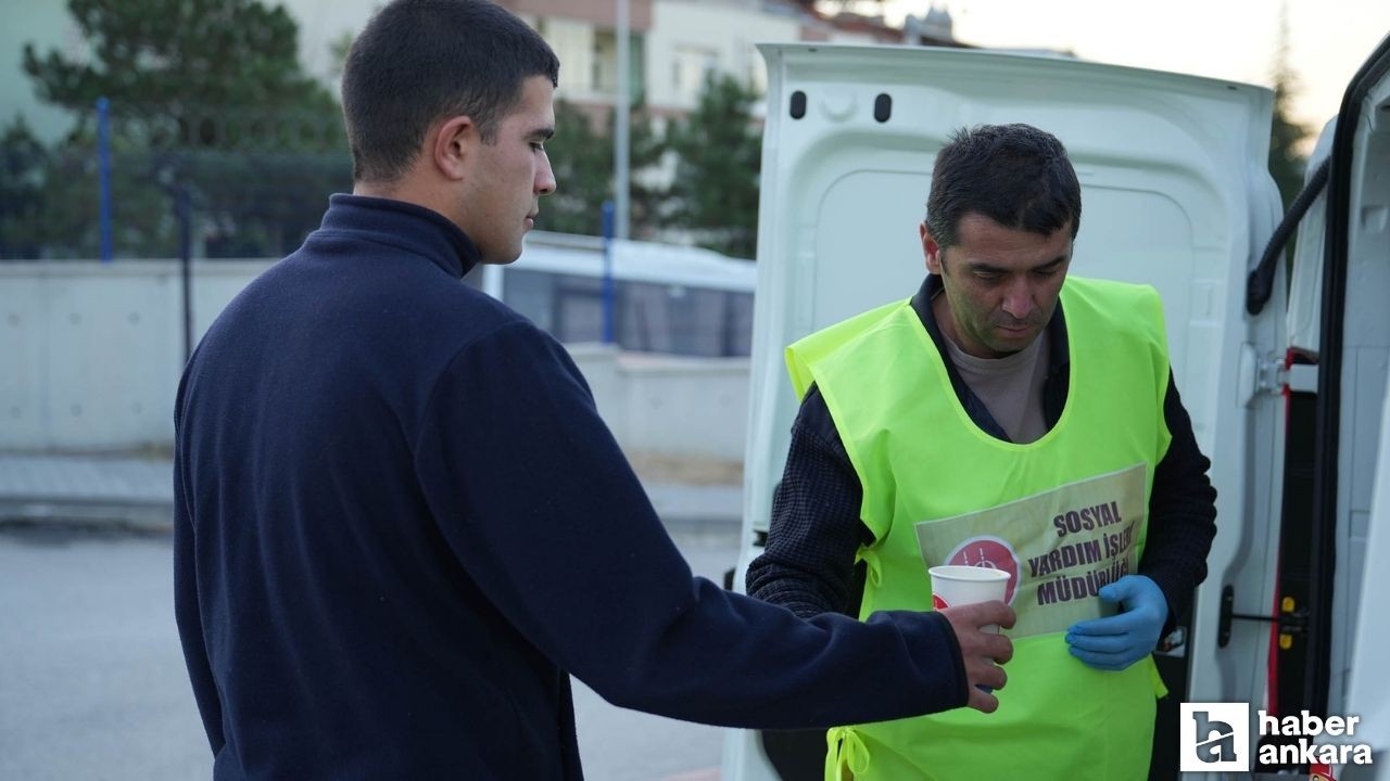 Keçiören Belediyesi insanları güne sıcak çorba ikramıyla başlatıyor