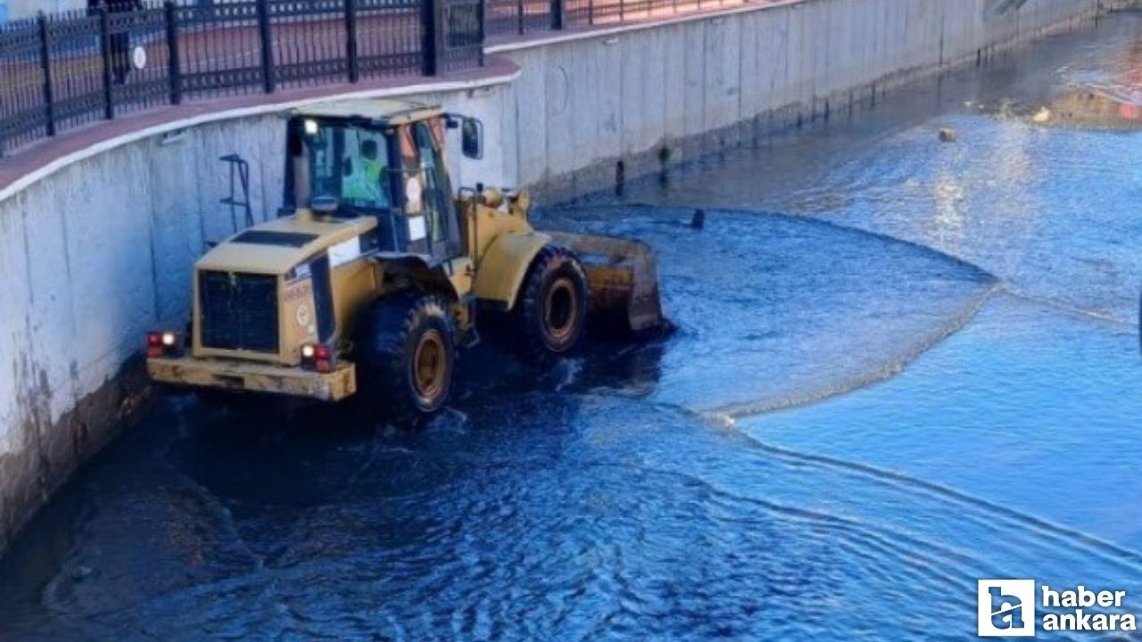 ASKİ Ankara Çayında yüzlerce ton kiri temizledi