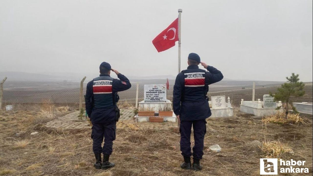 Yozgat Yerköy’de jandarma ekipleri ilçe genelindeki şehit mezarlıklarını temizliyor