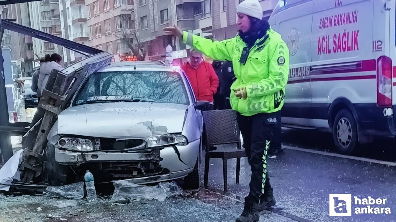 Ankara'da otobüs durağına giren otomobil 3 kişiyi yaraladı