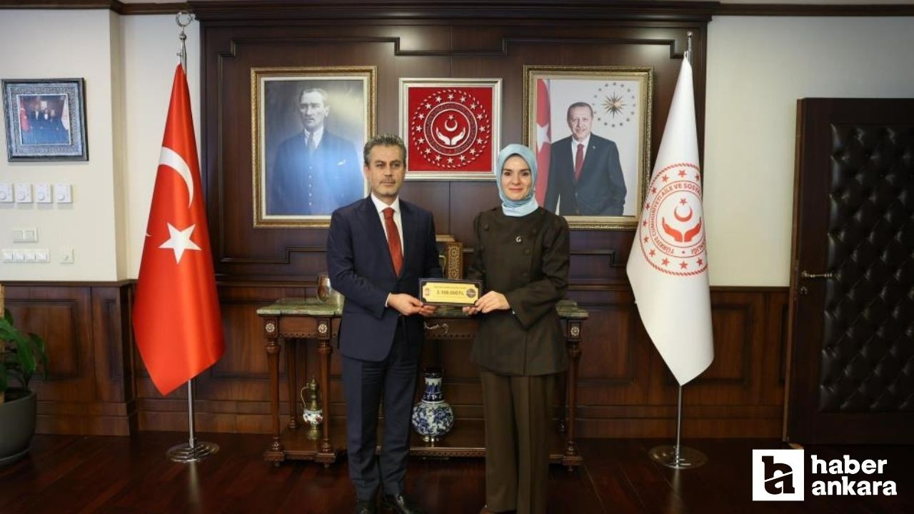 Bakan Göktaş, ünlülerin çocuklar için kazandığı ödeneği teslim aldı
