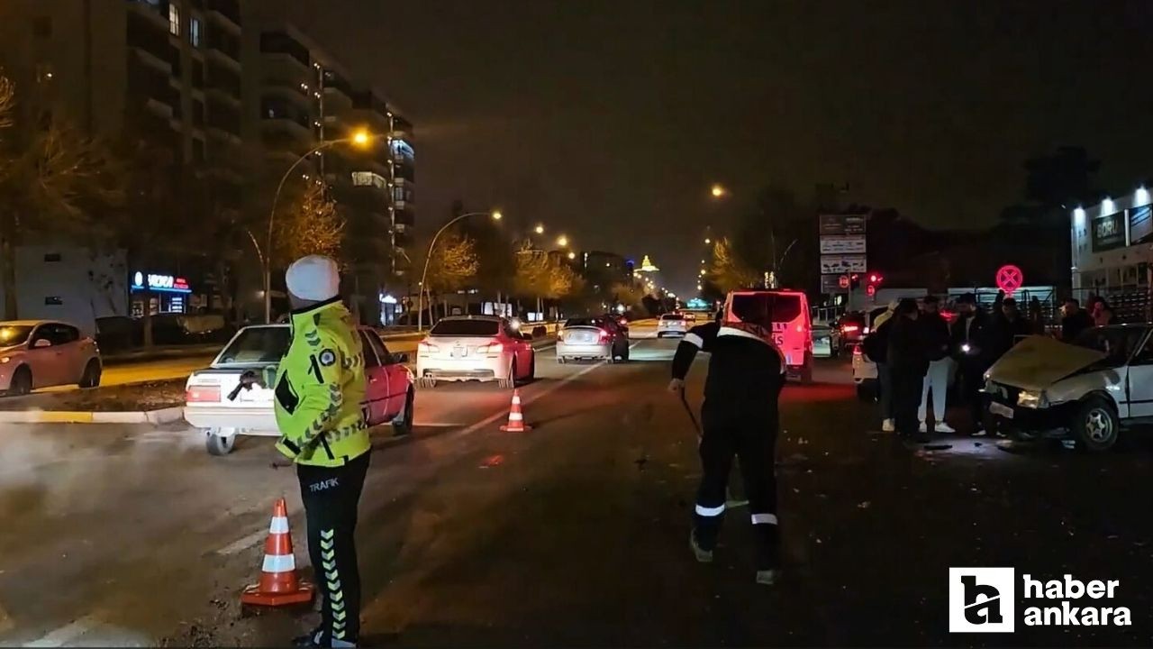 Çorum'da iki otomobil kafa kafaya çarpıştı!
