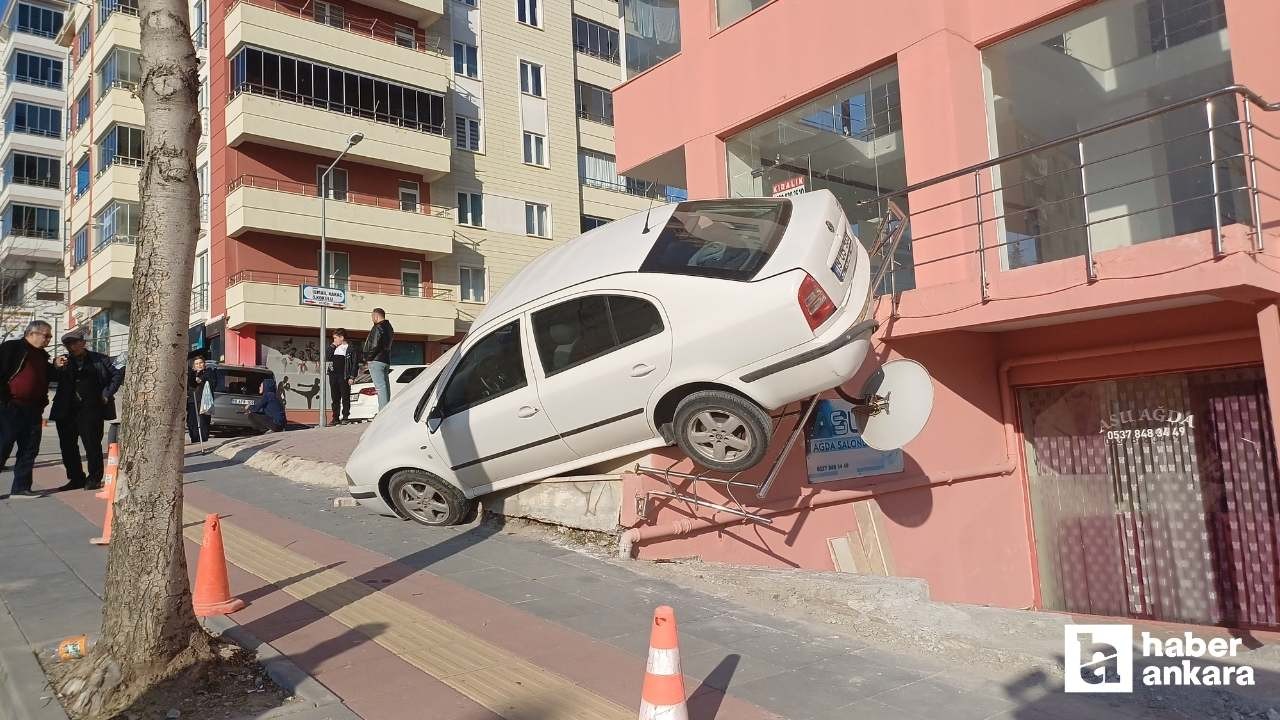 Çorum'da rampadan kayan araç merdivende asılı kaldı