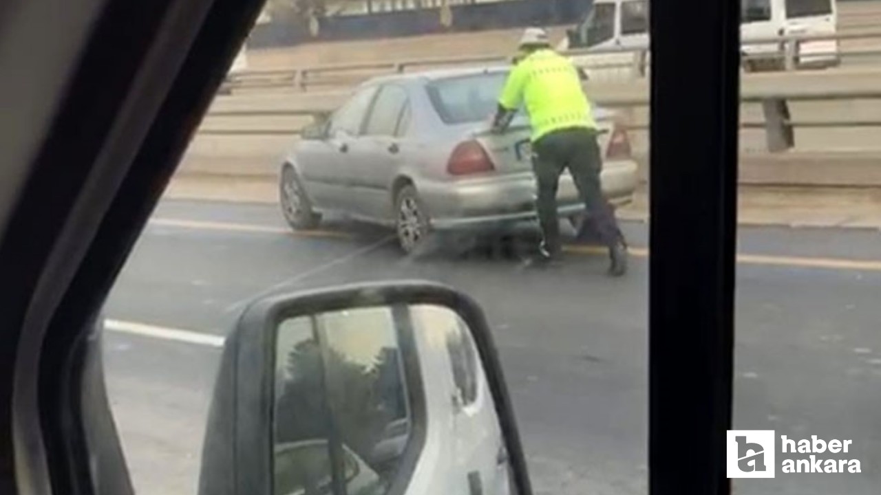 Ankara'da yardımsever polis arızalanan aracın arkasına geçerek yol kenarına itti