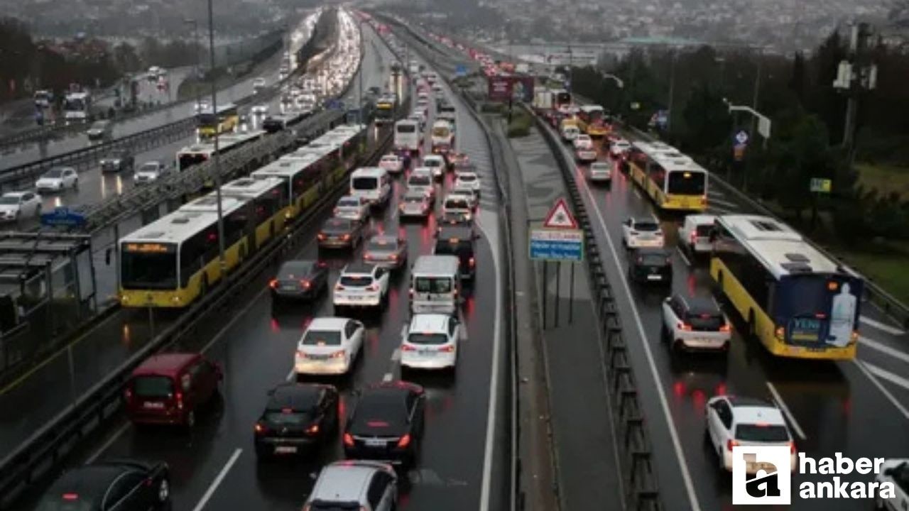 Sivas'ta trafik polisleri kadın sürücüyü durdurdu: Hediye verdiler
