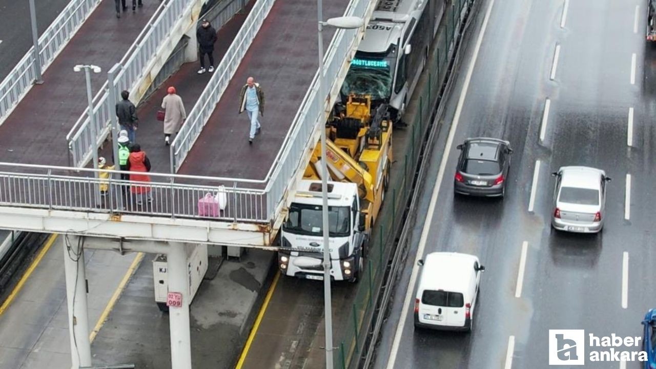 Avcılar'da metrobüsler çarpıştı: 16 kişi yaralandı