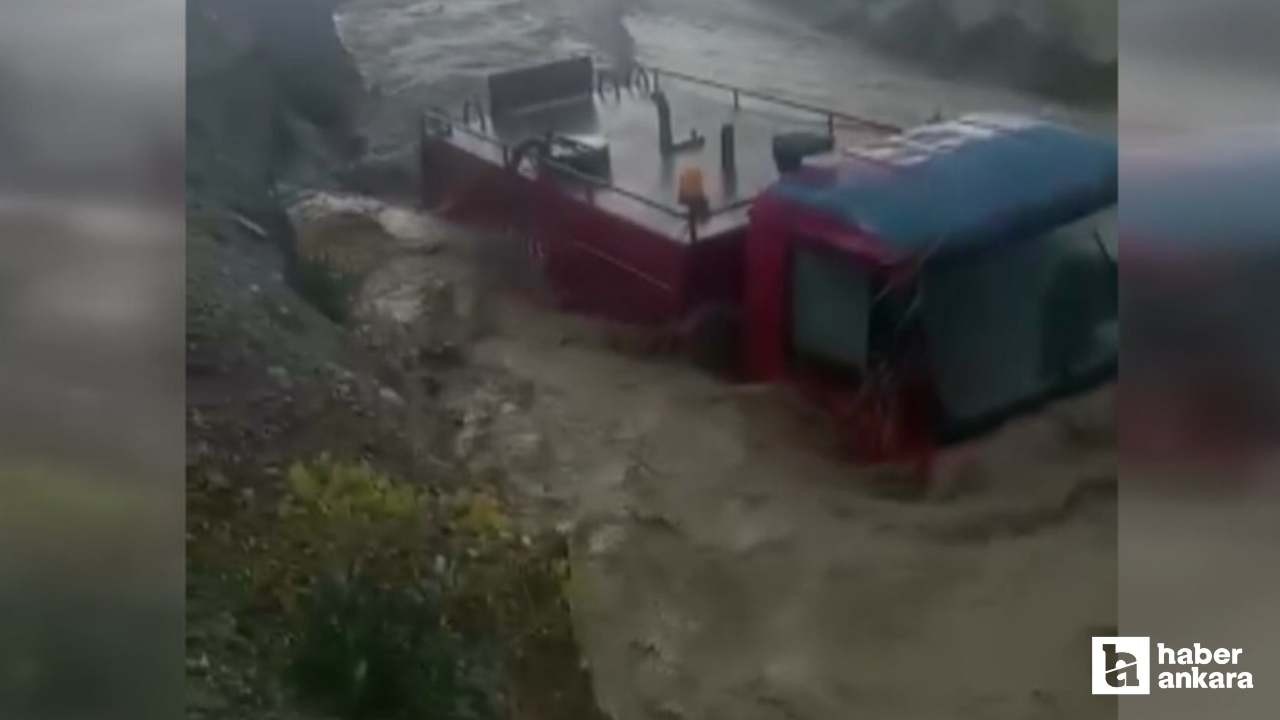 Polatlı'da kontrolden çıkan kamyon sel sularında devrildi
