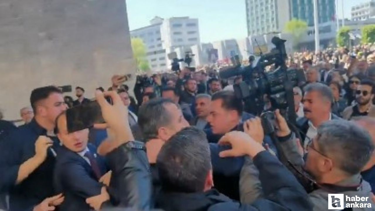 Özgür Özel AKM çıkışında saldırıya uğradı