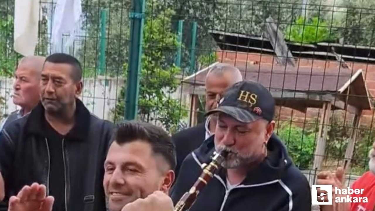 Hüsnü Şenlendirici arkadaşının düğününde klarnet çaldı!