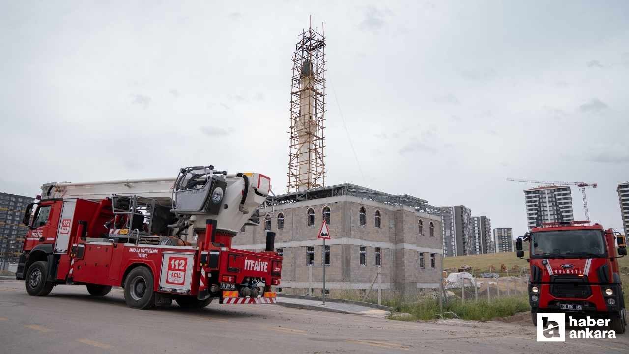 Sincan'da minareye isabet eden yıldırım yangına neden oldu