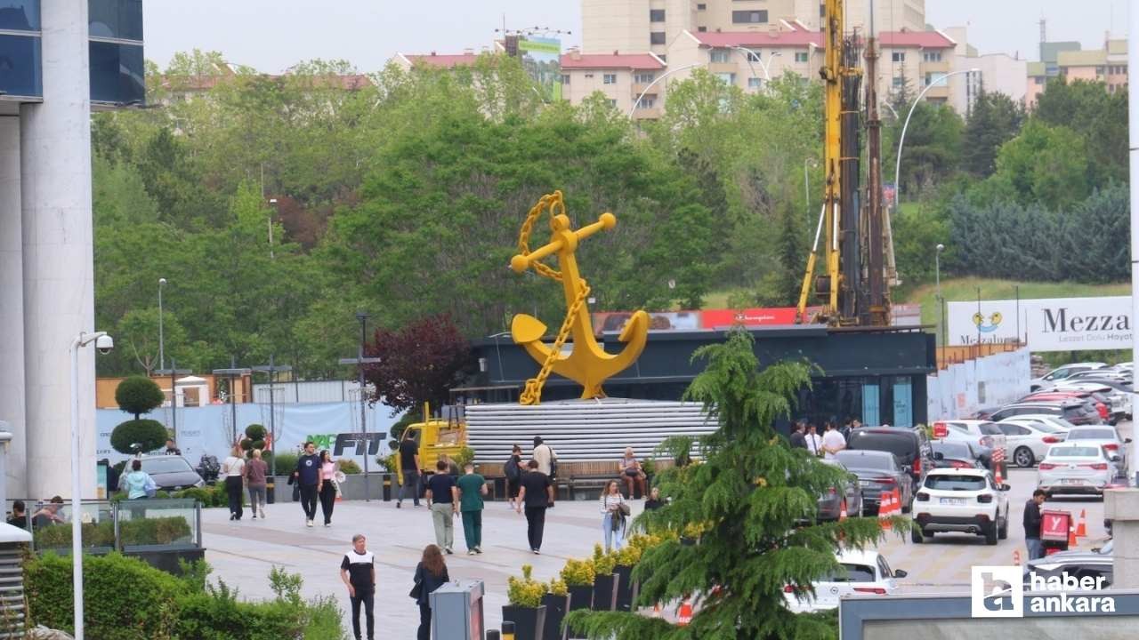 Yenimahalle'de bir otomobil bayisinin çatısı fırtınada uçtu