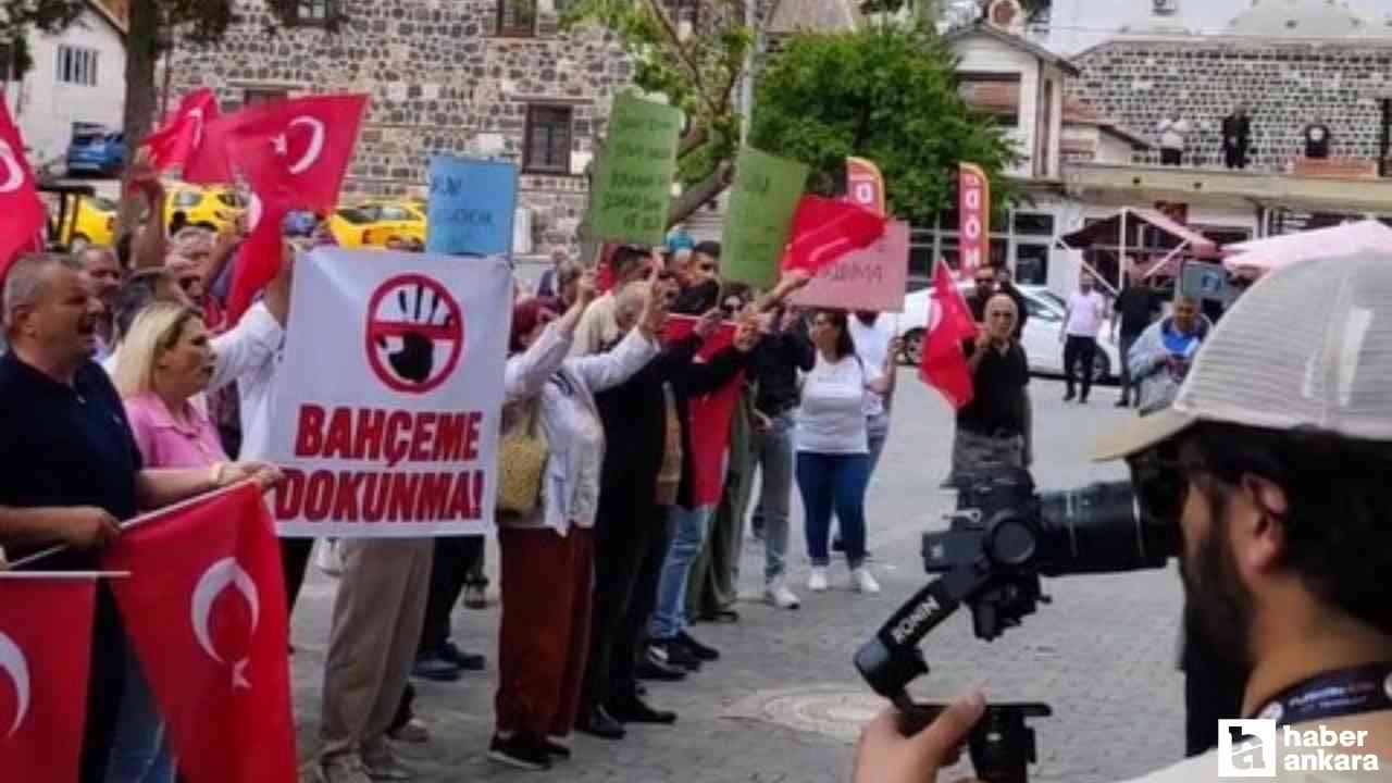 Ayaş'ta hobi bahçelerinin yıkılması belediye binası önünde protesto edildi