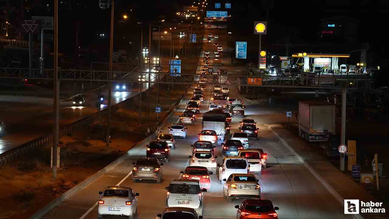 Kilit kavşak Kırıkkale'de gece yarısı trafik yoğunluğu oluştu