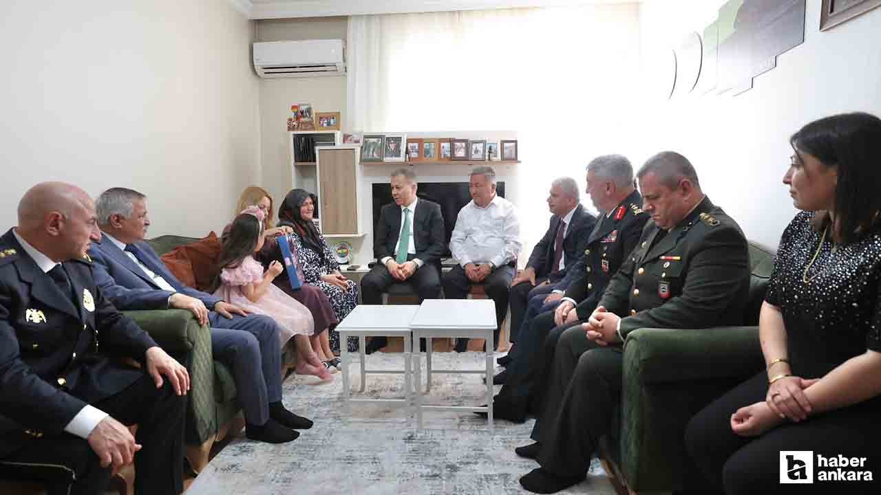 Bakan Ali Yerlikaya memleketi Konya'da şehit ailesini ziyaret etti