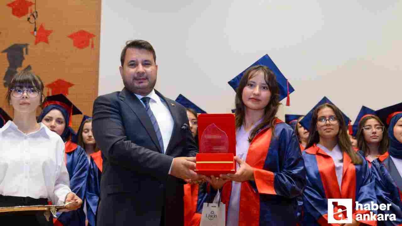 Başkan Çırpanoğlu lise öğrencilerinin mezuniyet mutluluğunu paylaştı