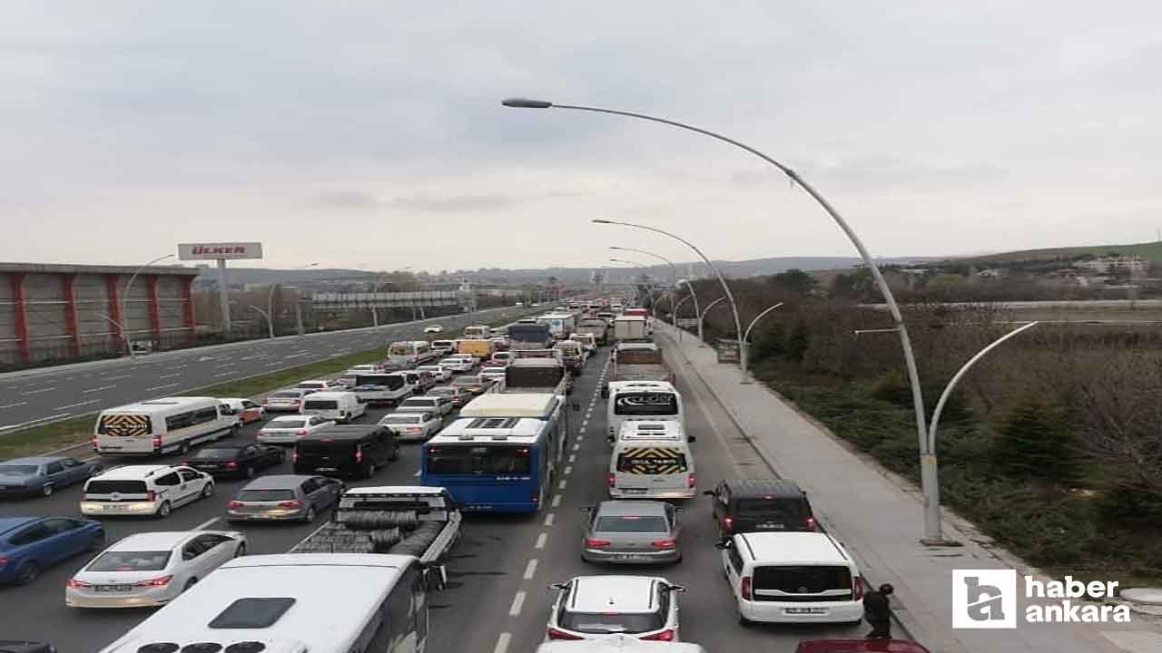 Akyurt'ta seyir halindeki tırdan yola savrulan tahtalar trafiği kilitledi