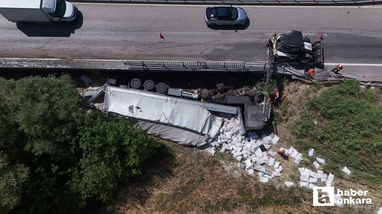 Kırıkkale-Ankara yolunda kaza: Un yüklü tır köprüden devrildi!