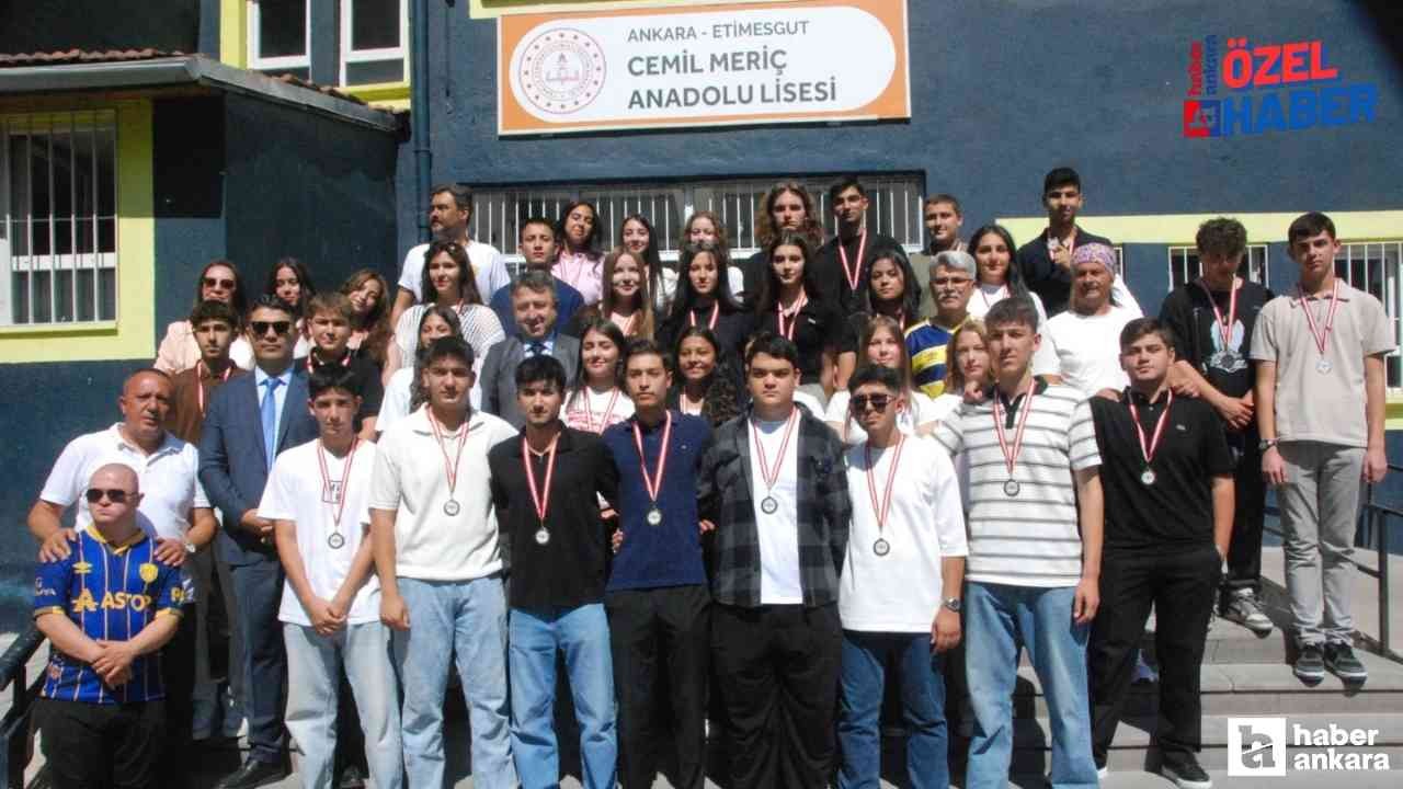 Ankaragücü yöneticileri, Cemil Meriç Anadolu Lisesi'ndeki karne törenine katıldılar