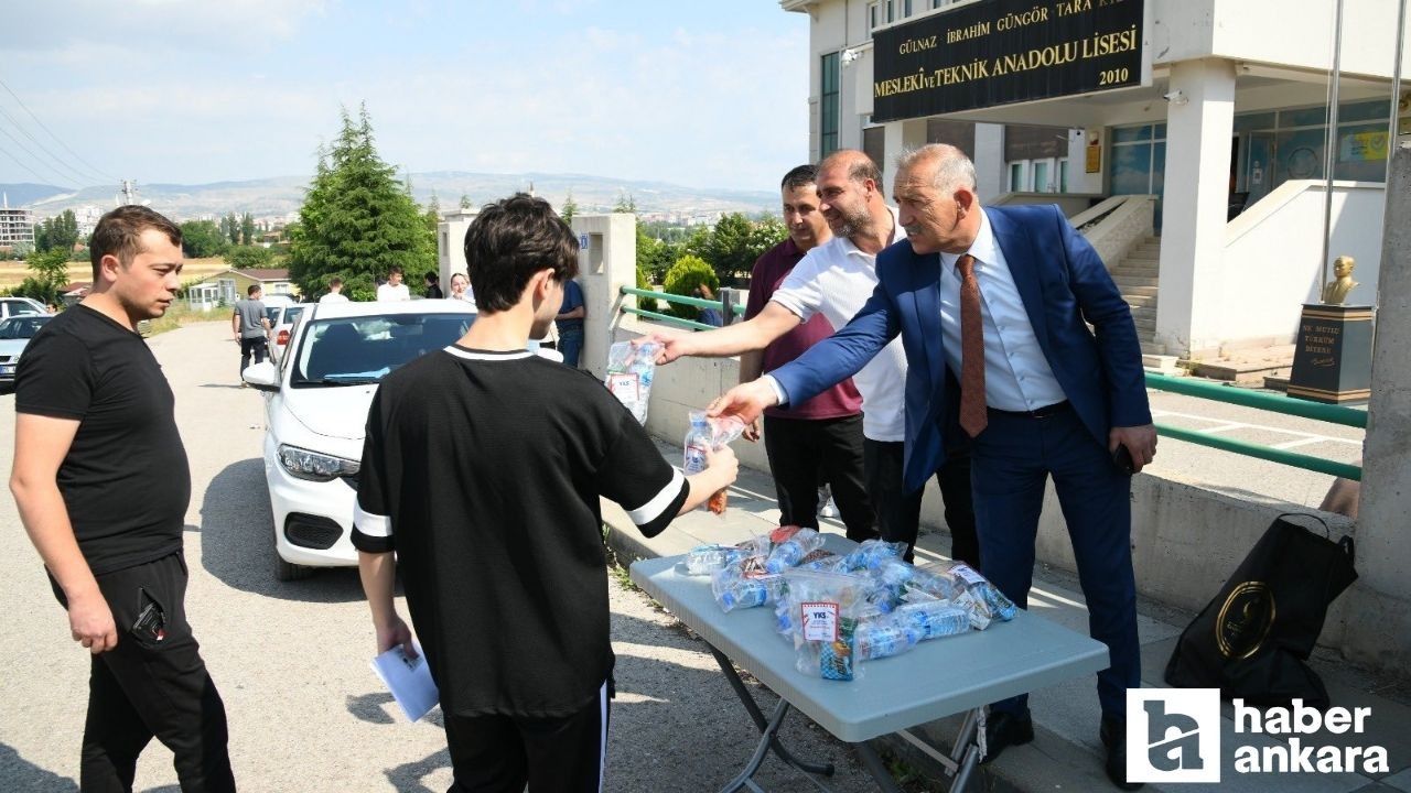 Kahramankazan Belediyesi YKS'ye giren öğrencilere ikramda bulundu