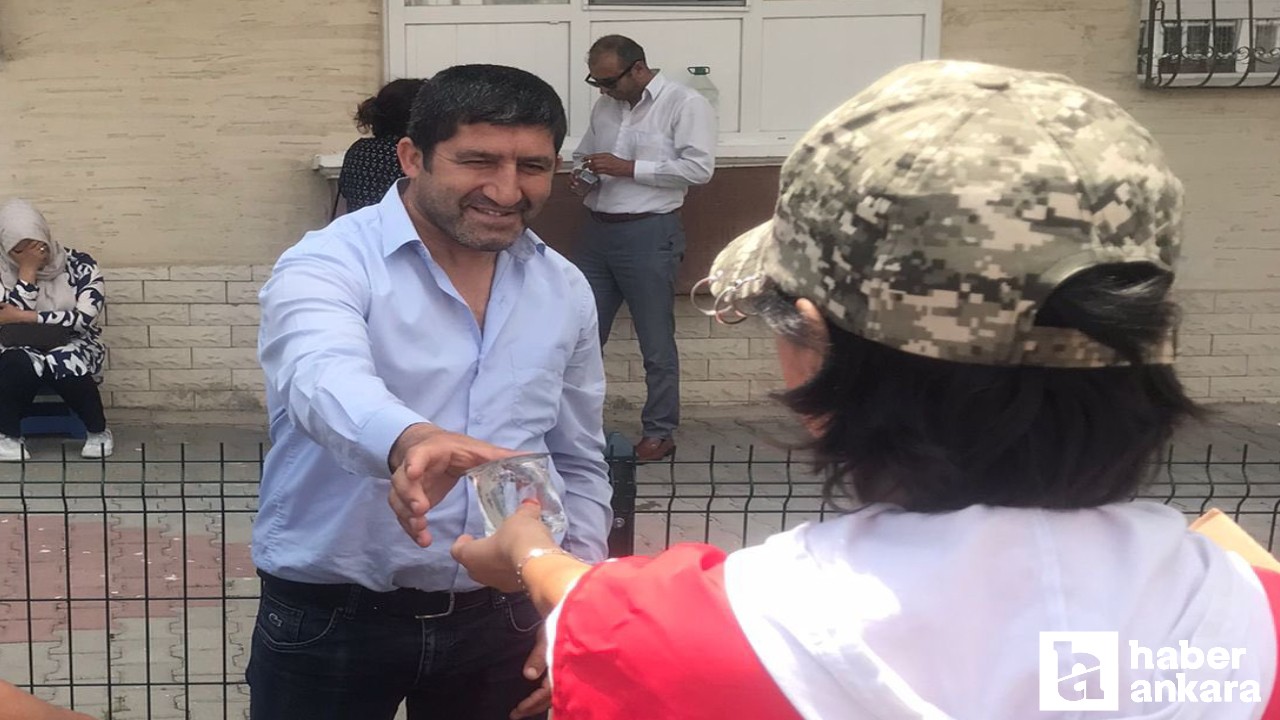 Pursaklar Belediyesinden YKS'ye giren öğrencileri bekleyen ailelere ikram