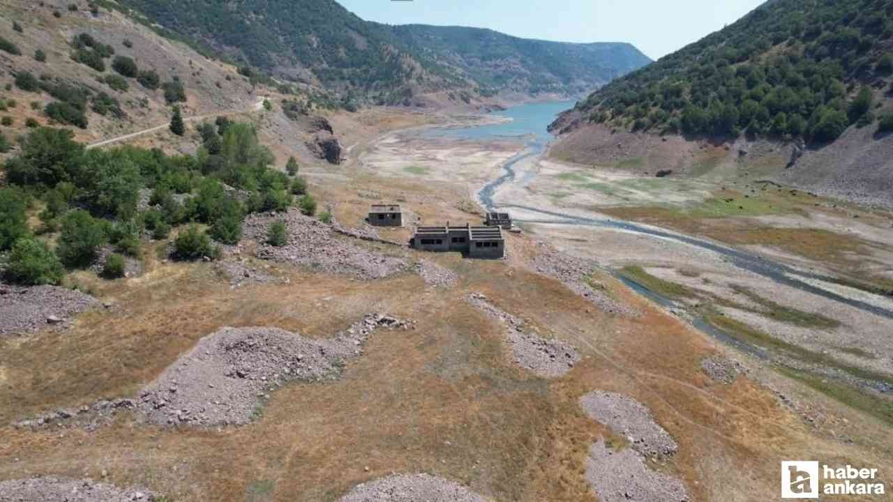 Çamlıdere Barajı'nda sular çekildi! Eski yapılar ortaya çıktı