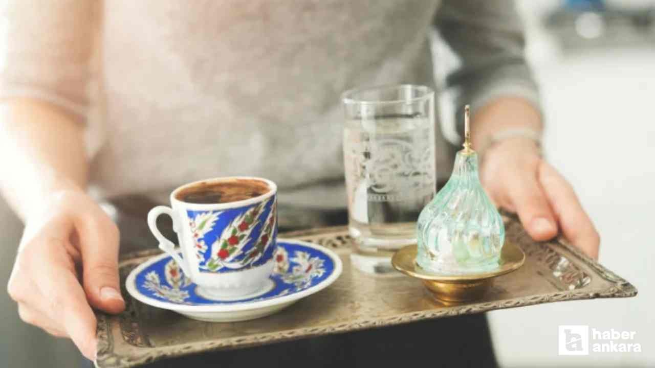 Türk kahvesinin yanında neden su verilir?