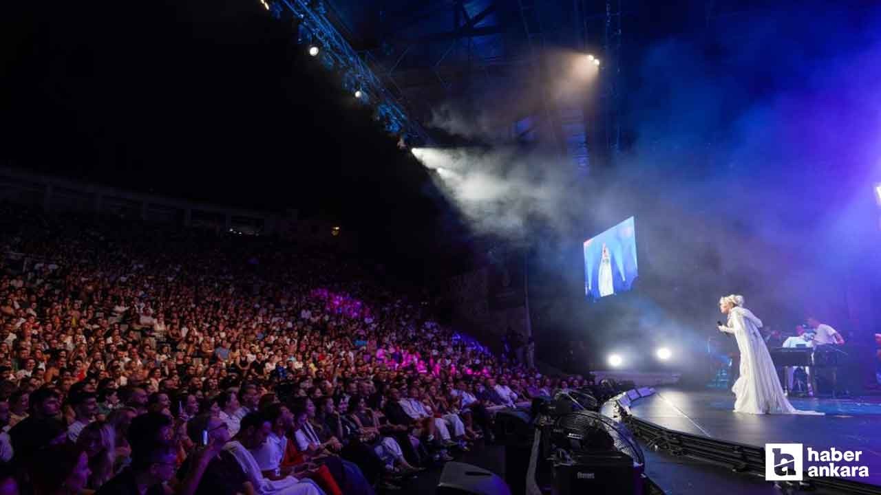 79 yaşındaki Süperstar Ajda Pekkan sahne performansı ile gençlere taş çıkarttı!