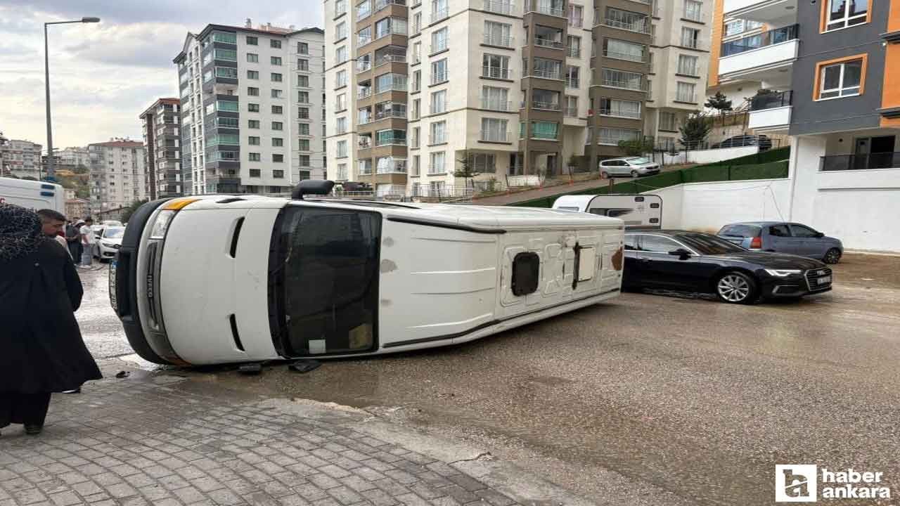 Mamak'ta minibüs yol kenarına devrildi