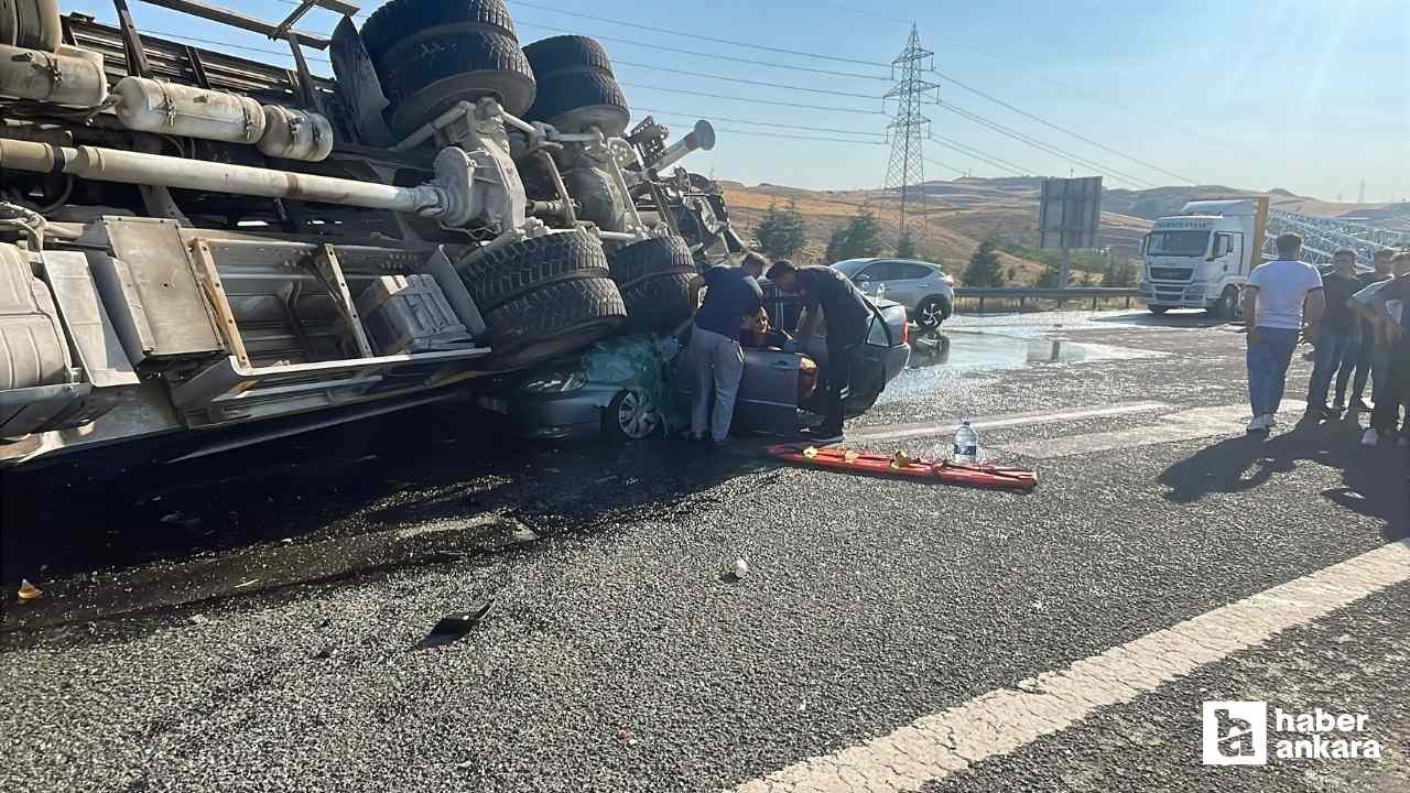Etimesgut'ta iş mikseri otomobilin üstüne devrildi: 6 kişi yaralandı