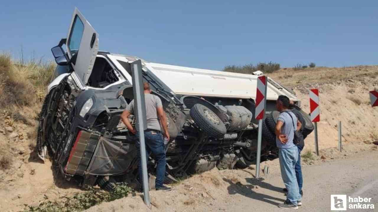 Beypazarı'nda rampada kontrolden çıkan kamyon devrildi! Sürücü yaralandı