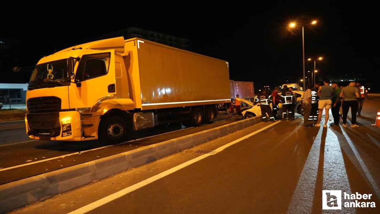 Kırıkkale-Ankara karayolu üzerinde kargo kamyonu ile otomobil çarpıştı!