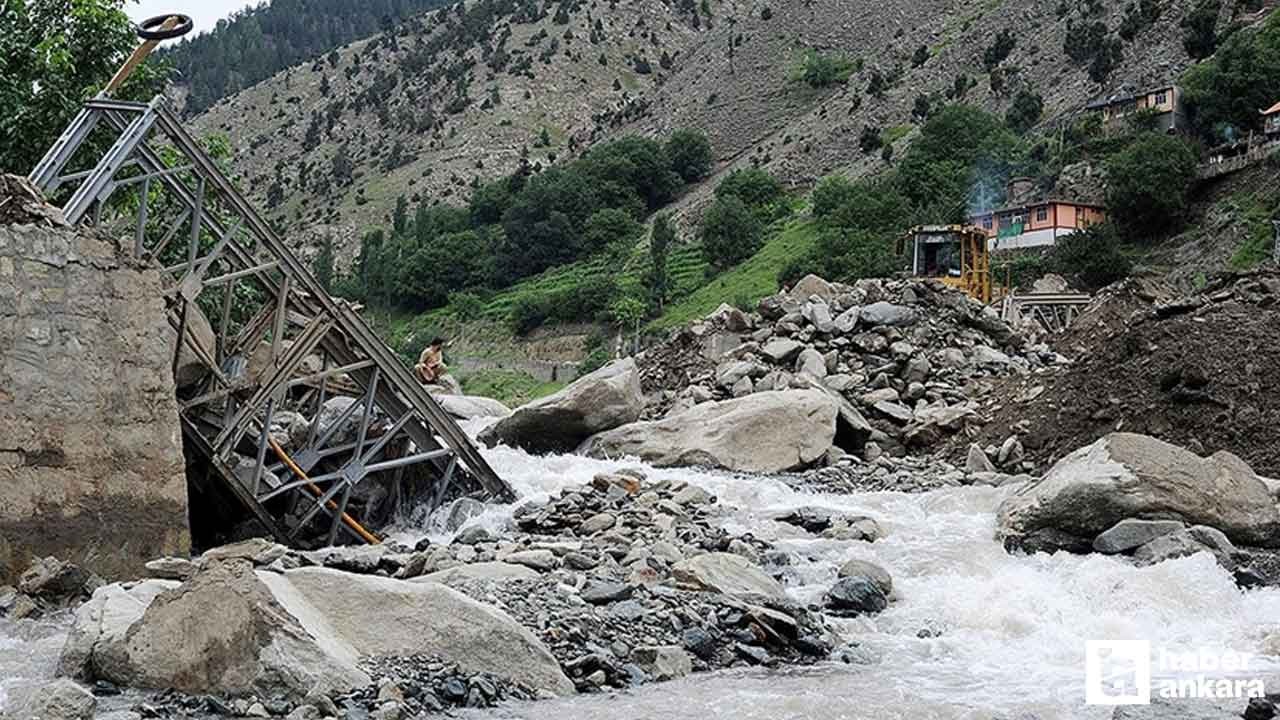 Pakistan'ın kuzeyindeki seller 351 can aldı!