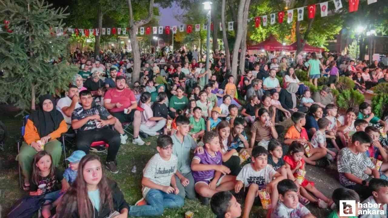 Keçiören Belediyesi'nin açık hava sineması etkinlikleri yoğun ilgi görüyor