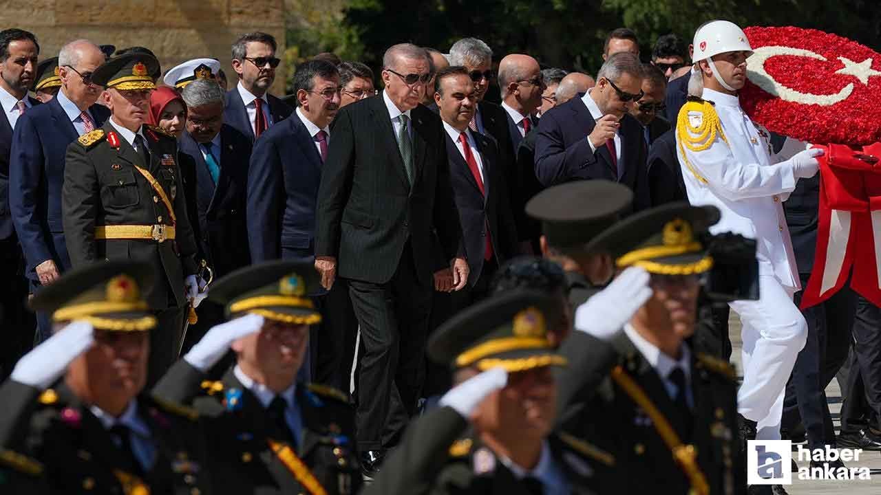 Cumhurbaşkanı Erdoğan ve devlet erkanı, Anıtkabir'i ziyaret etti